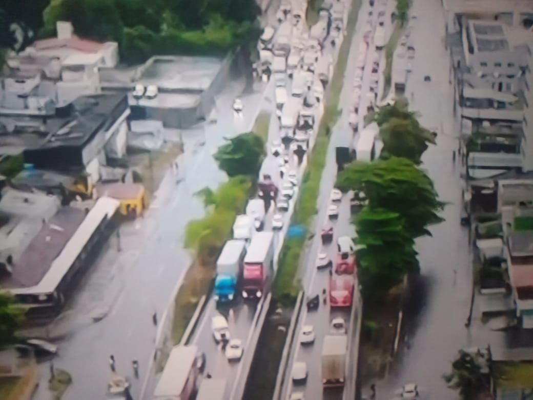BR ficou cheia de água e o trânsito complicou/Foto: Reprodução/Redes Sociais BR ficou cheia de água e o trânsito complicou/Foto: Reprodução/Redes Sociais