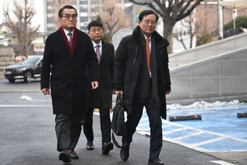 Yoon Kab-keun, advogado do presidente sul-coreano de impeachment, Yoon Suk Yeol, e outros representantes legais de Yoon chegam ao Tribunal Constitucional em Seul/Foto: Jung Yeon-je/AFP