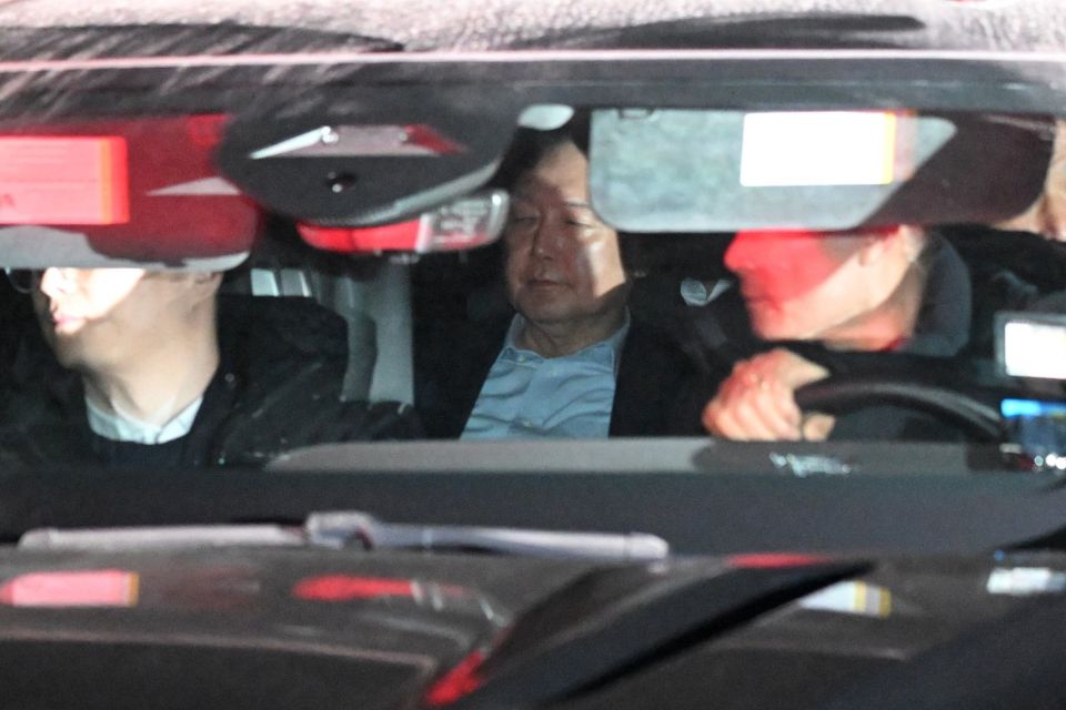 Veículo transportando o presidente sul-coreano Yoon Suk Yeol deixa o complexo edifício que abriga o Escritório de Investigação de Corrupção para Altos Funcionários em Gwacheon/Foto: JUNG YEON-JE/AFP