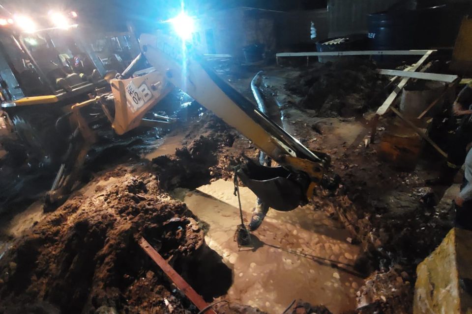 A Compesa disse que os registros foram fechados para conter o fluxo da água/foto: Divulgação/Compesa A Compesa disse que os registros foram fechados para conter o fluxo da água/foto: Divulgação/Compesa