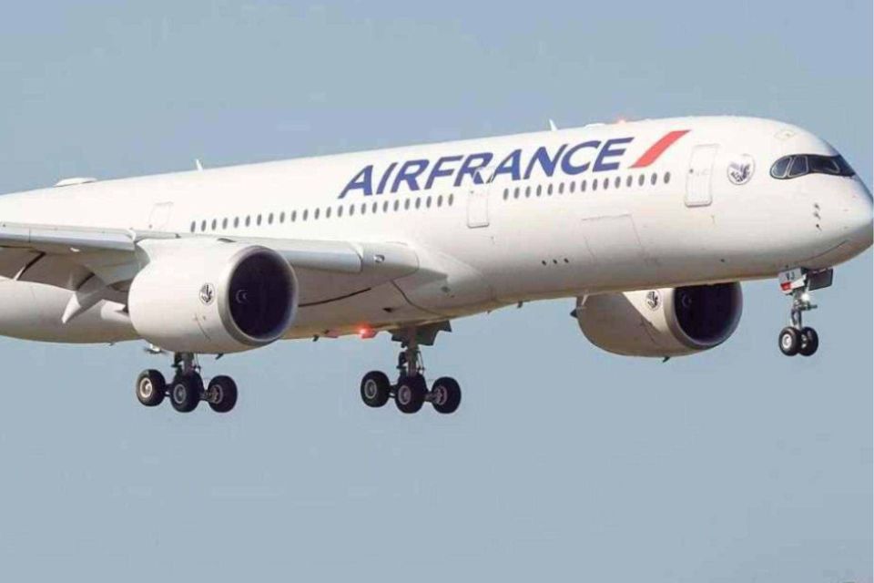 Passageiro passou mal pouco tempo depois de o avião decolar