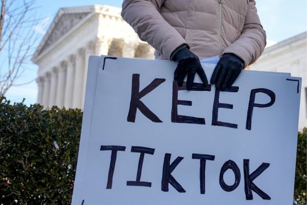 Sarah Baus, de Charleston, S.C., uma criadora de conteúdo no TikTok, segura um cartaz que diz ''mantenha o tiktok'' do lado de fora do Edifício da Suprema Corte dos EUA enquanto o tribunal ouve os argumentos orais sobre a possibilidade de reverter ou adiar uma lei que pode levar a uma proibição do TikTok nos EUA/Foto: Andrew Harnik / GETTY IMAGES NORTH AMERICA / Getty Images via AFP Sarah Baus, de Charleston, S.C., uma criadora de conteúdo no TikTok, segura um cartaz que diz ''mantenha o tiktok'' do lado de fora do Edifício da Suprema Corte dos EUA enquanto o tribunal ouve os argumentos orais sobre a possibilidade de reverter ou adiar uma lei que pode levar a uma proibição do TikTok nos EUA/Foto: Andrew Harnik / GETTY IMAGES NORTH AMERICA / Getty Images via AFP