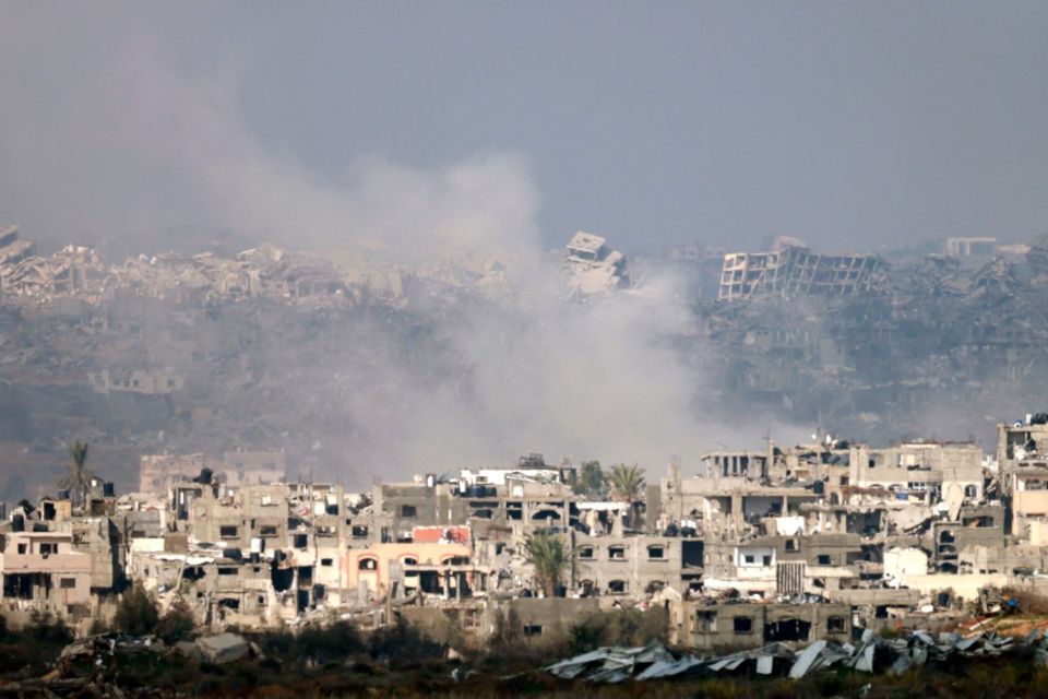 Foto tirada do lado israelense da fronteira com a Faixa de Gaza mostra colunas de fuma&ccedil;a subindo de explos&otilde;es acima de edif&iacute;cios destru&iacute;dos/Foto: MENAHEM KAHANA/AFP