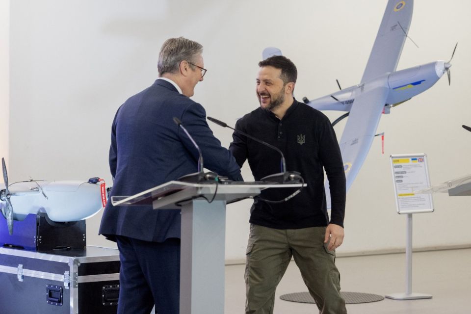 O presidente da Ucrânia, Volodymyr Zelensky, e o primeiro-ministro britânico, Keir Starmer, apertam as mãos/Foto: Tetiana DZHAFAROVA/AFP O presidente da Ucrânia, Volodymyr Zelensky, e o primeiro-ministro britânico, Keir Starmer, apertam as mãos/Foto: Tetiana DZHAFAROVA/AFP