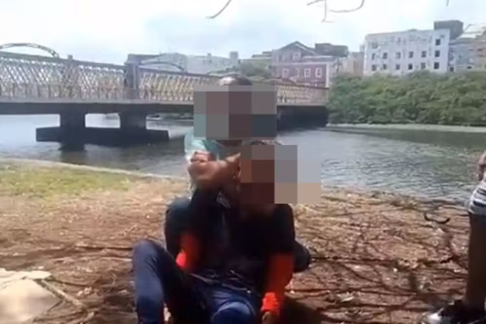 Homem foi imobilizado no Centro do Recife/Foto: Reprodução/Whatsapp