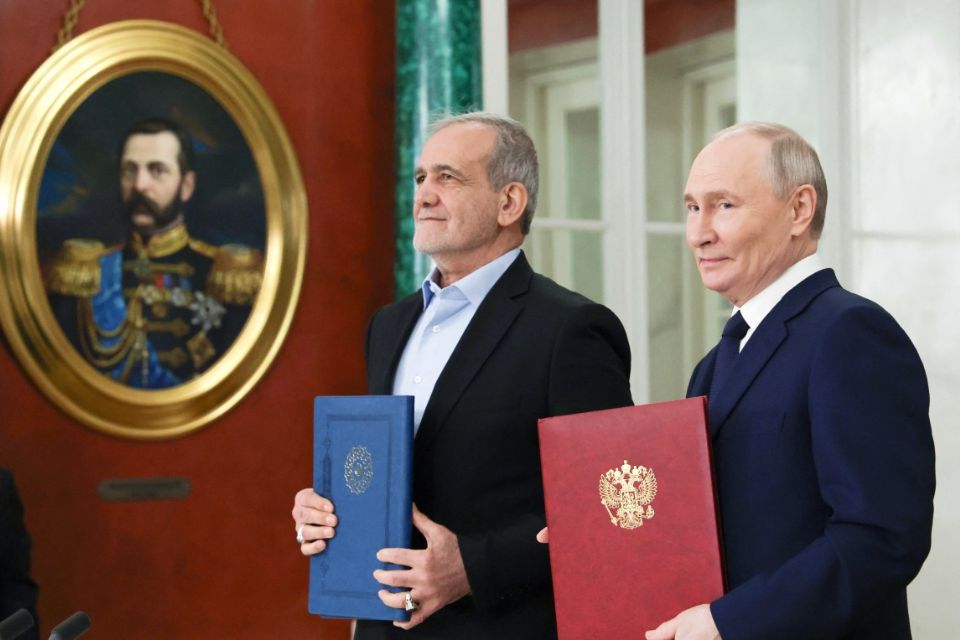 O presidente da R&uacute;ssia, Vladimir Putin, e o presidente iraniano, Masoud Pezeshkian, assinam um tratado de parceria estrat&eacute;gica durante uma cerim&ocirc;nia ap&oacute;s suas conversa&ccedil;&otilde;es no Kremlin/Foto: Vyacheslav PROKOFYEV/POOL/AFP