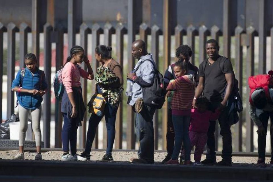 Imigrantes na fronteira dos EUA com o México, em El Paso, Texas