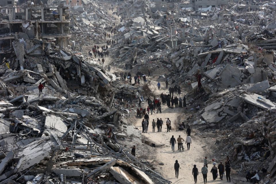 Palestinos deslocados retornam ao campo de refugiados de Jabalia, devastado pela guerra, no norte da Faixa de Gaza/Foto: OMAR AL-QATTAA/AFP