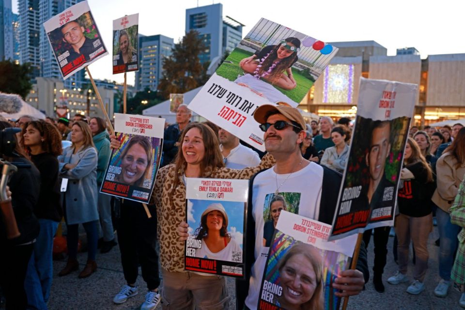 Apoiadores e familiares de ref&eacute;ns mantidos em cativeiro na Faixa de Gaza desde os ataques de 7 de outubro de 2023/Foto: Menahem Kahana/AFP