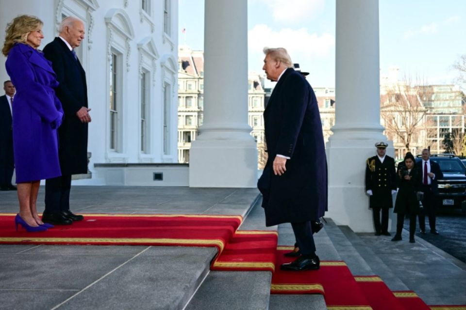 Joe e Jill Biden recebem Donald e Melania Trump na Casa Branca/JIM WATSON/AFP