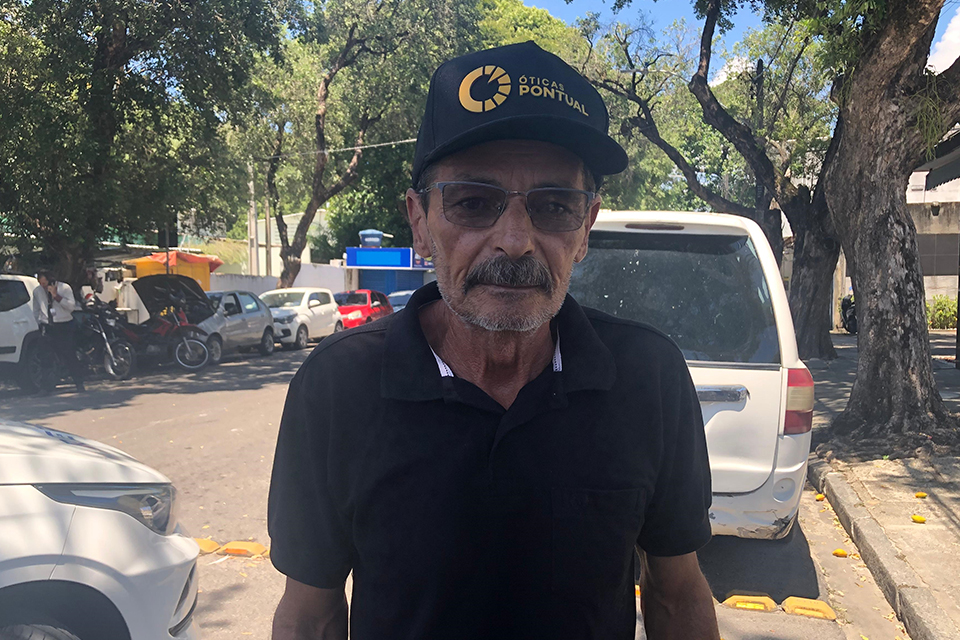 Av&ocirc; de Zezinho esteve no IML na manh&atilde; desta segunda-feira (20)/Foto: Malu Mendes