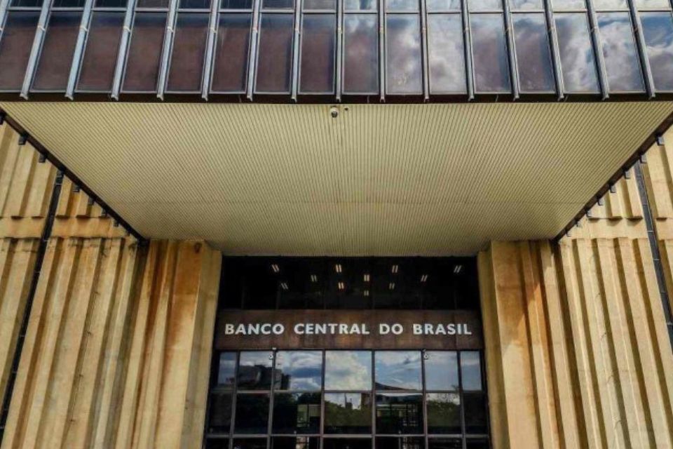 O Banco Central fará nesta segunda dois leilões de linha (venda de dólares com compromisso de recompra no futuro), com oferta total de 2 bilhões de dólares, marcando a primeira intervenção cambial em 2025/foto: Rafa Neddermeyer/Agencia Brasil O Banco Central fará nesta segunda dois leilões de linha (venda de dólares com compromisso de recompra no futuro), com oferta total de 2 bilhões de dólares, marcando a primeira intervenção cambial em 2025/foto: Rafa Neddermeyer/Agencia Brasil