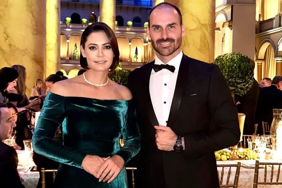 Ex-primeira-dama Michelle Bolsonaro e o deputado federal Eduardo Bolsonaro (PL)/foto: Reprodução/Redes sociais Ex-primeira-dama Michelle Bolsonaro e o deputado federal Eduardo Bolsonaro (PL)/foto: Reprodução/Redes sociais