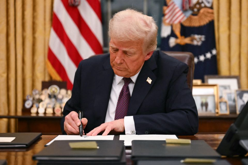 O presidente dos EUA, Donald Trump, assina ordens executivas no Salão Oval da Casa Branca/Foto: Jim WATSON/POOL/AFP O presidente dos EUA, Donald Trump, assina ordens executivas no Salão Oval da Casa Branca/Foto: Jim WATSON/POOL/AFP