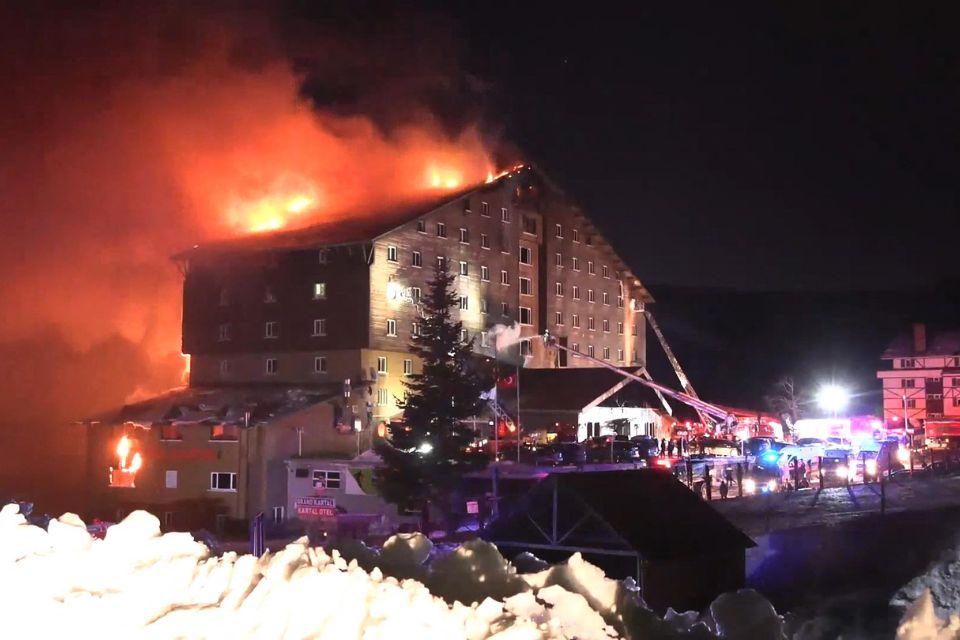 Incêndio no quarto andar de um hotel de 11 andares na estação de esqui Kartalkaya, em Bolu/Foto: DHA (Demiroren News Agency)/AFP