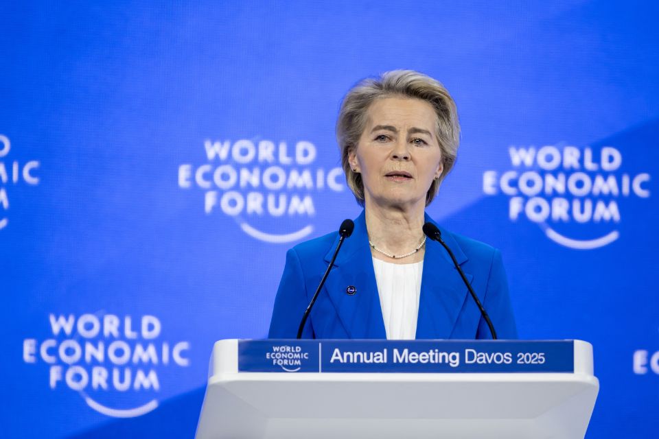 A Presidente da Comissão Europeia, Ursula von der Leyen, discursa numa sessão no Fórum Económico Mundial/Foto: FABRICE COFFRINI/AFP A Presidente da Comissão Europeia, Ursula von der Leyen, discursa numa sessão no Fórum Económico Mundial/Foto: FABRICE COFFRINI/AFP