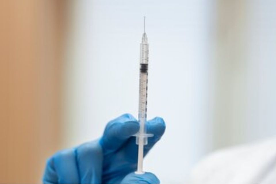 PMMA é um tipo de plástico que possui diversas aplicações, da indústria até a medicina/foto: Freepik PMMA é um tipo de plástico que possui diversas aplicações, da indústria até a medicina/foto: Freepik