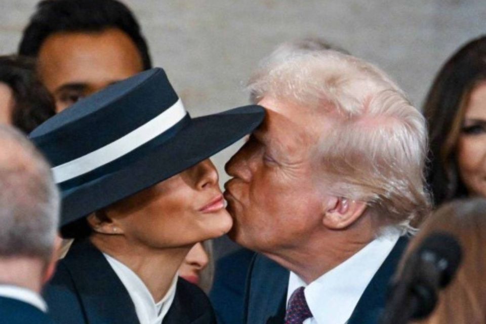 De acordo com a especialista, o chapéu usado por Melania passou o seguinte recado: "não quero ser vista e também não quero ver ninguém"/foto: AFP De acordo com a especialista, o chapéu usado por Melania passou o seguinte recado: "não quero ser vista e também não quero ver ninguém"/foto: AFP