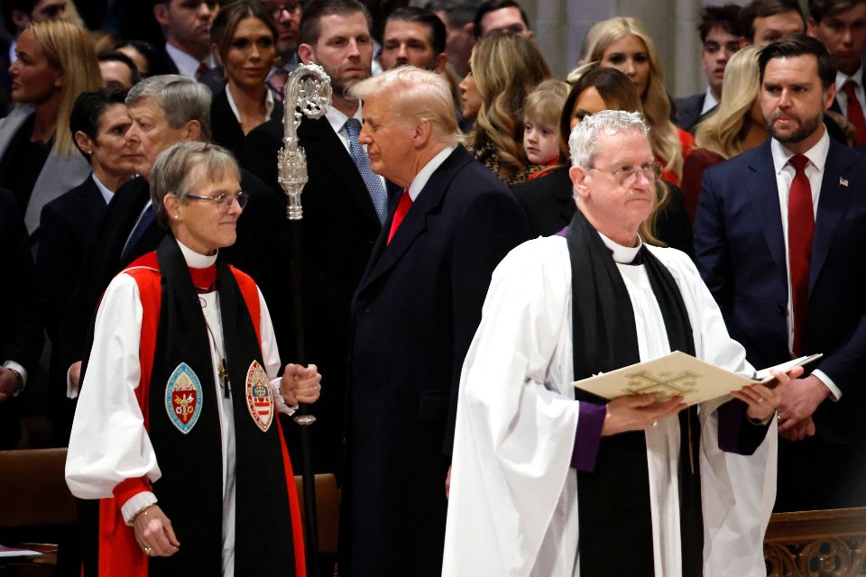 Bispa Mariann Edgar Budde chega enquanto o presidente Donald Trump observa durante o Serviço Nacional de Oração na Catedral Nacional de Washington/Foto: CHIP SOMODEVILLA/GETTY IMAGES NORTH AMERICA/Getty Images via AFP Bispa Mariann Edgar Budde chega enquanto o presidente Donald Trump observa durante o Serviço Nacional de Oração na Catedral Nacional de Washington/Foto: CHIP SOMODEVILLA/GETTY IMAGES NORTH AMERICA/Getty Images via AFP