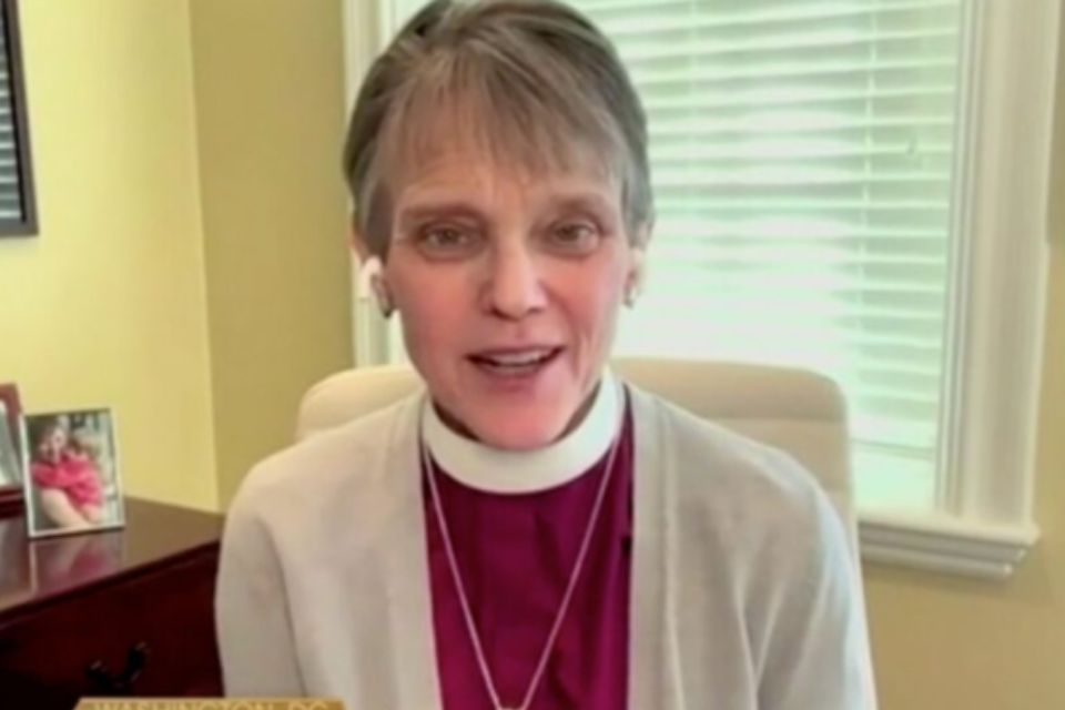 A bispa Mariann Edgar Budde, que representa a Diocese Episcopal de Washington, foi entrevistada por canal de TV norte-americano/foto: Reprodução/canal ABC A bispa Mariann Edgar Budde, que representa a Diocese Episcopal de Washington, foi entrevistada por canal de TV norte-americano/foto: Reprodução/canal ABC