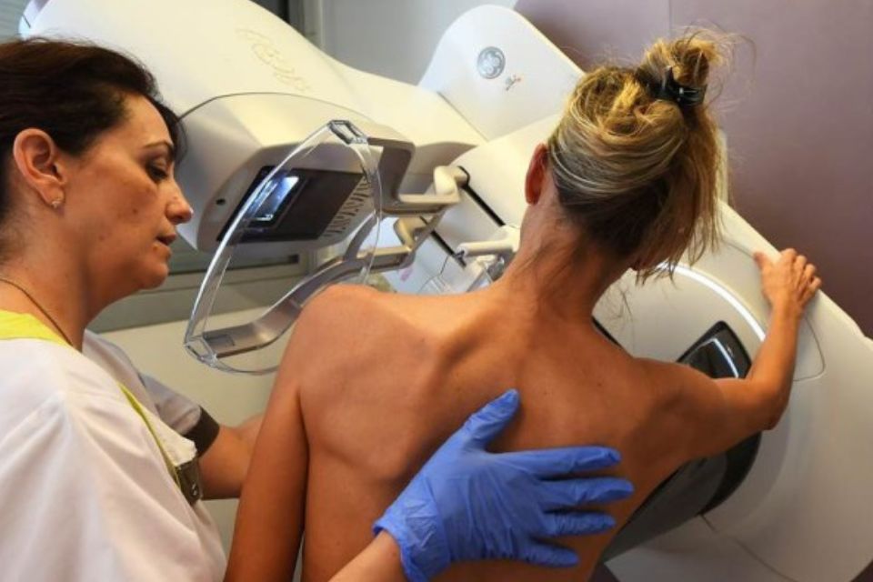 De acordo com a Femama, 40% dos diagnósticos de câncer de mama em mulheres brasileiras são realizados abaixo dos 50 anos/foto: AFP/Arquivos De acordo com a Femama, 40% dos diagnósticos de câncer de mama em mulheres brasileiras são realizados abaixo dos 50 anos/foto: AFP/Arquivos