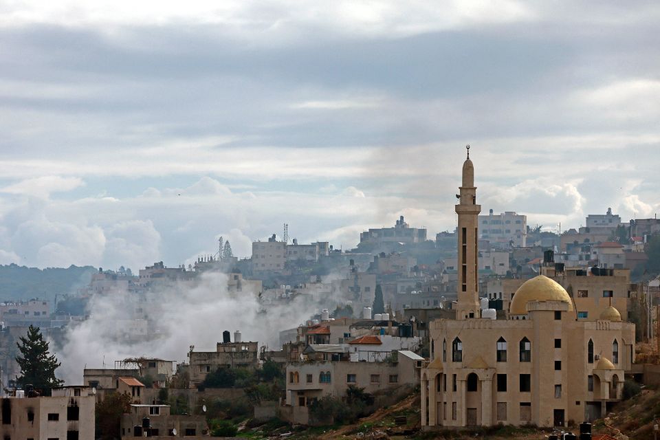 Fuma&ccedil;a sobe de uma &aacute;rea durante um ataque em grande escala do ex&eacute;rcito israelense em Jenin, na Cisjord&acirc;nia ocupada/Foto: Jaafar ASHTIYEH/AFP