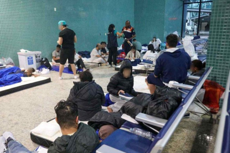 Os brasileiros deportados foram acolhidos em uma área reservada do aeroporto de Manaus e receberam comida e água/Foto: Antonio Lima/Governo do Amazonas Os brasileiros deportados foram acolhidos em uma área reservada do aeroporto de Manaus e receberam comida e água/Foto: Antonio Lima/Governo do Amazonas