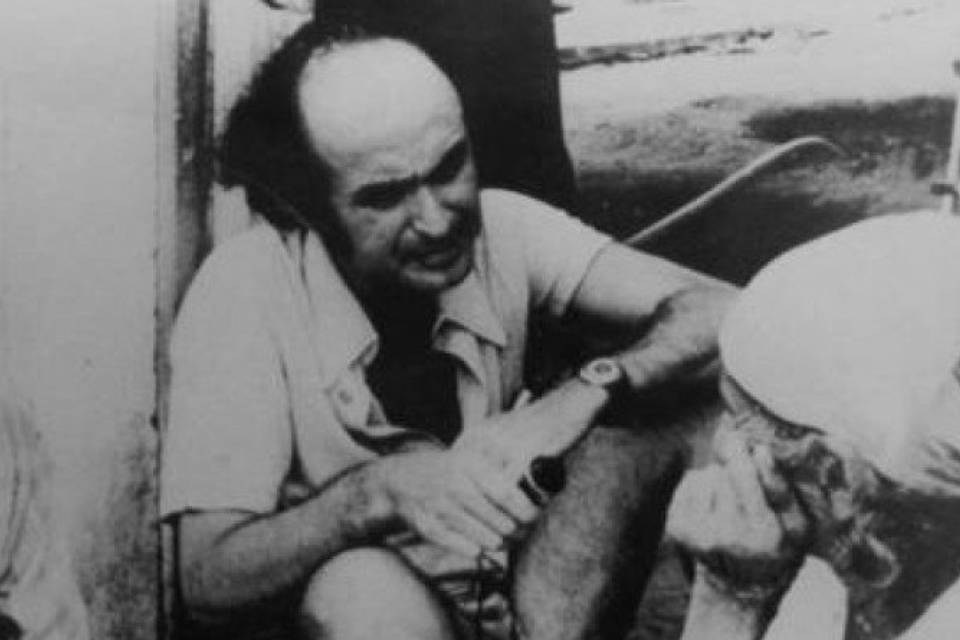 1969. Brasil. Canudos - BA. Reprodução do livro Jornalistas, da Editora Senac, lançado em dezembro de 1997. Vladimir Herzog (1936-1975), jornalista, conversa com uma mulher em Canudos, Bahia. Herzog preparava um roteiro cinematográfico sobre Canudos/Foto: Editora Senac/Reprodução 1969. Brasil. Canudos - BA. Reprodução do livro Jornalistas, da Editora Senac, lançado em dezembro de 1997. Vladimir Herzog (1936-1975), jornalista, conversa com uma mulher em Canudos, Bahia. Herzog preparava um roteiro cinematográfico sobre Canudos/Foto: Editora Senac/Reprodução