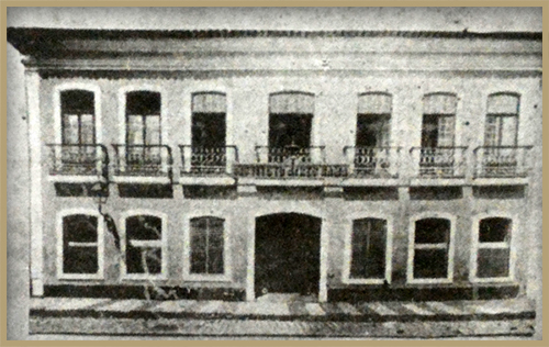 Sede localizada na Rua da Imperatriz, no bairro da Boa Vista, área Central do Recife