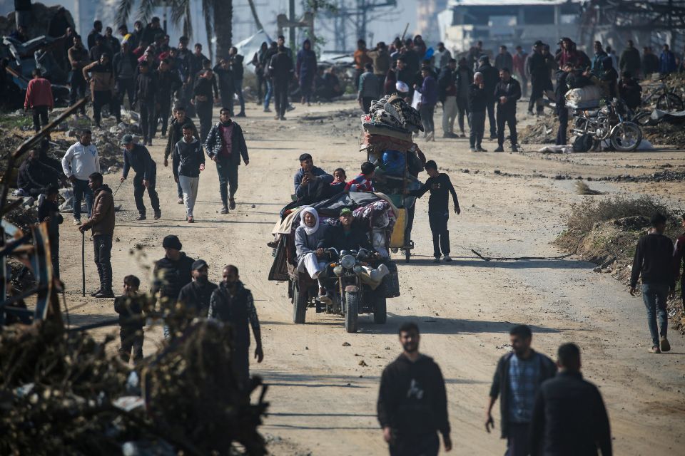Palestinos deslocados caminham em dire&ccedil;&atilde;o &agrave; Cidade de Gaza enquanto cruzam o corredor Netzarim vindo do sul da Faixa de Gaza/Foto: Eyad BABA/AFP
