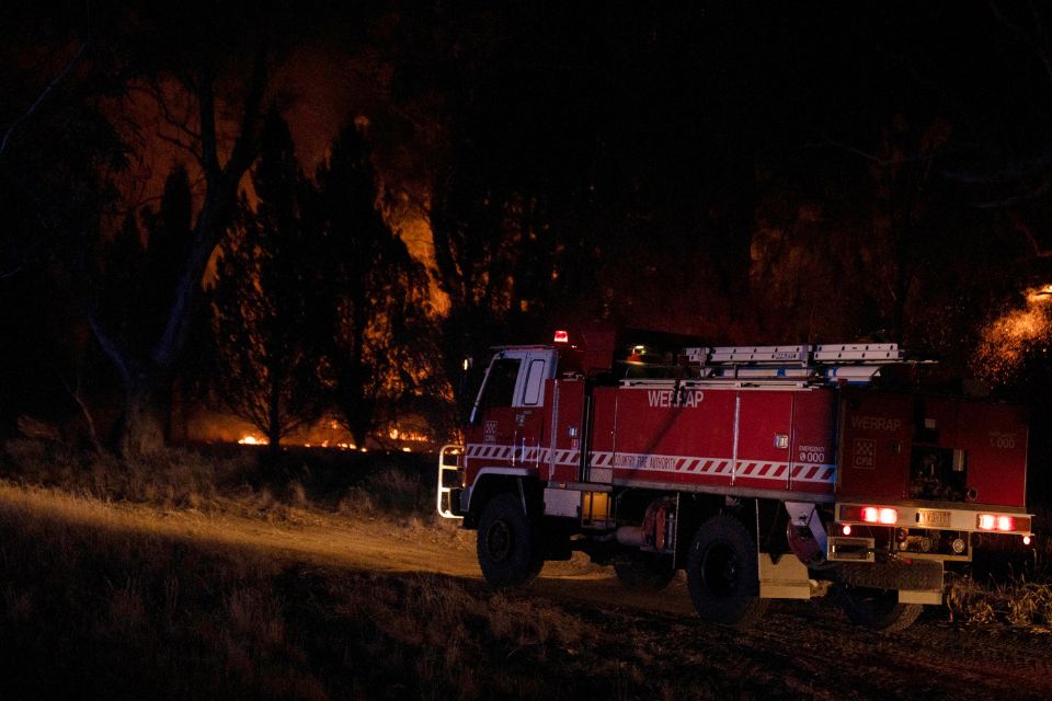 Caminhão de bombeiros chegando para combater incêndios florestais no Parque Nacional Little Desert, no estado australiano de Victoria/Foto: Handout /VicEmergency/state control centre/AFP
