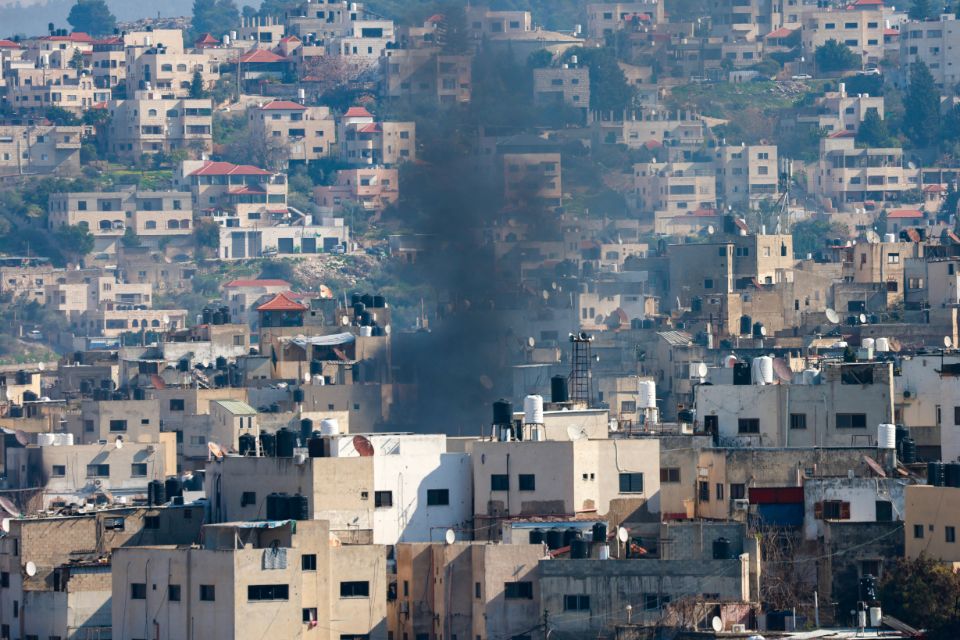 Ondas de fuma&ccedil;a sobre o campo de Jenin para refugiados palestinos na Cisjord&acirc;nia ocupada/Foto: Jaafar ASHTIYEH/AFP