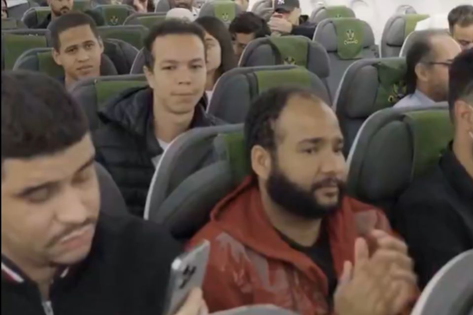 A publicação defende os deportados ao afirmar que se tratam de 'famílias'/foto: Reprodução/X A publicação defende os deportados ao afirmar que se tratam de 'famílias'/foto: Reprodução/X