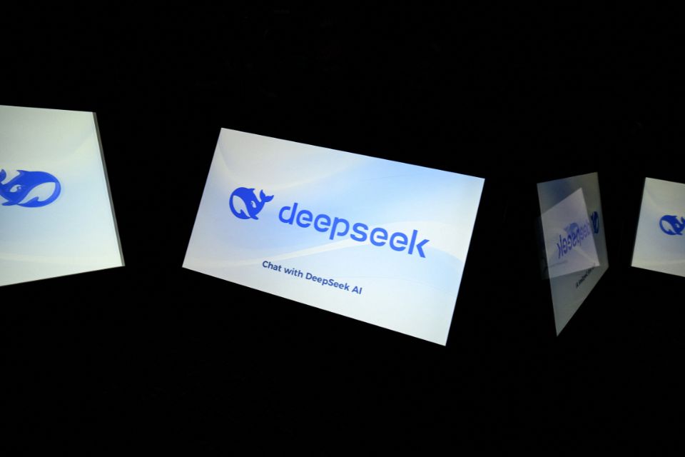 Telas exibindo o logotipo da DeepSeek, uma empresa chinesa de inteligência artificial que desenvolve grandes modelos de linguagem de código aberto/Foto: Lionel BONAVENTURE/AFP Telas exibindo o logotipo da DeepSeek, uma empresa chinesa de inteligência artificial que desenvolve grandes modelos de linguagem de código aberto/Foto: Lionel BONAVENTURE/AFP