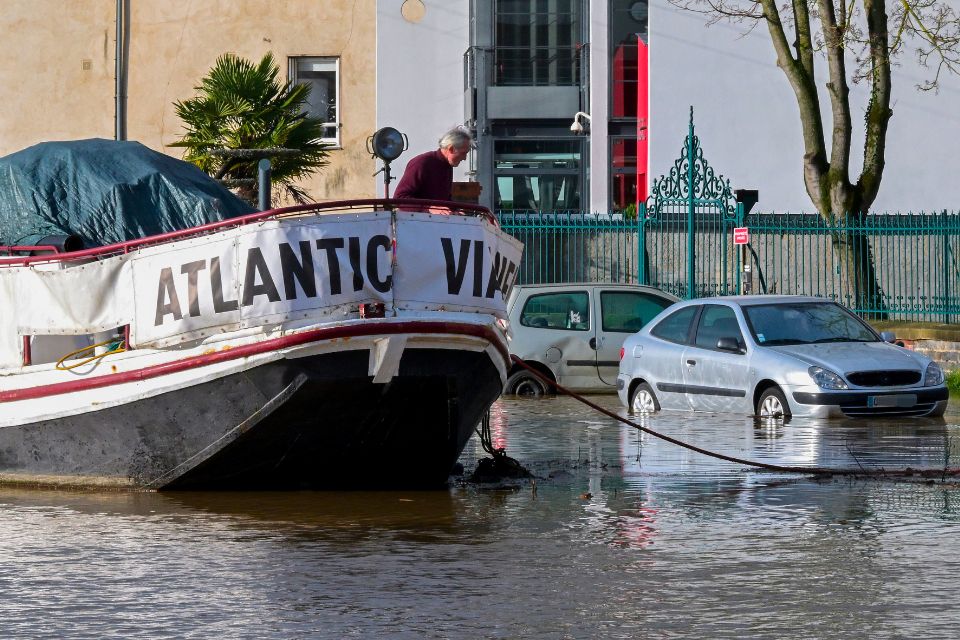 Homem está em um barco flutuante ao lado de carros estacionados em uma rua inundada em Rennes, oeste da França/Foto: Damien MEYER/AFP Homem está em um barco flutuante ao lado de carros estacionados em uma rua inundada em Rennes, oeste da França/Foto: Damien MEYER/AFP