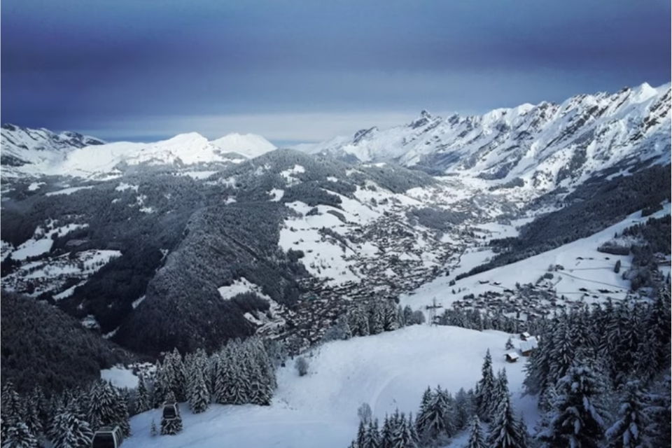 Segundo autoridades locais, a avalanche tinha 1 km de comprimento e 400 m de largura
