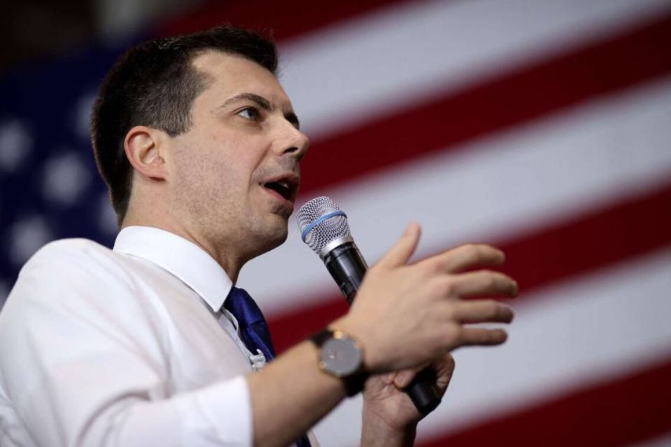Ex-secretário de Transportes do governo Biden Pete Buttigieg/foto: WIN MCNAMEE/AFP Ex-secretário de Transportes do governo Biden Pete Buttigieg/foto: WIN MCNAMEE/AFP