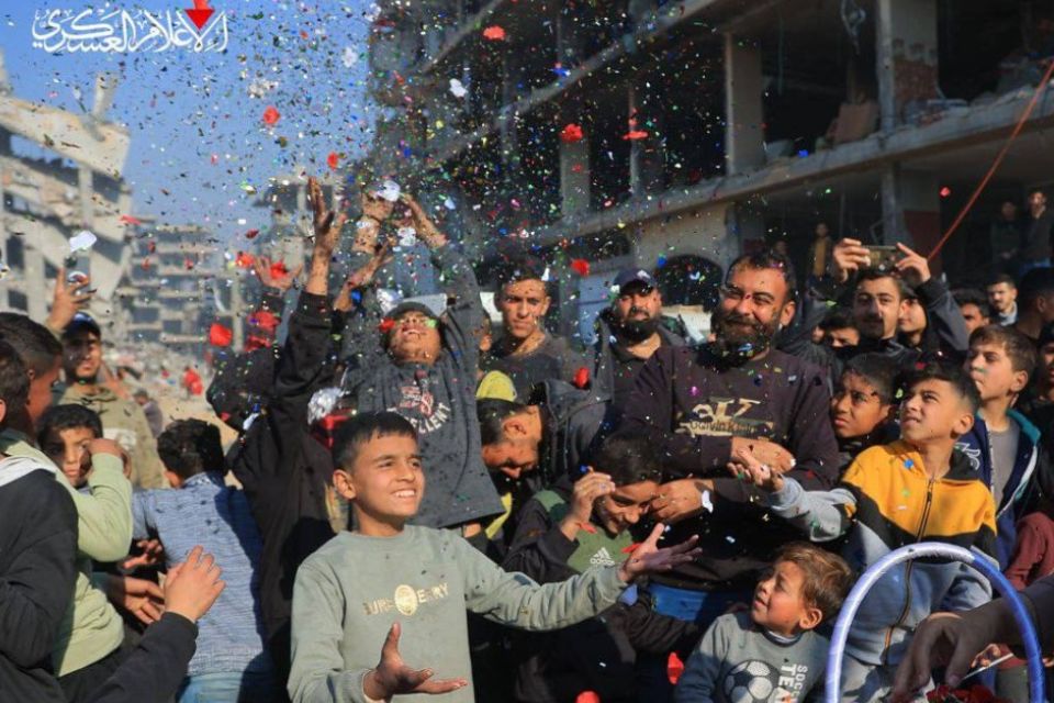 Dos 110 palestinos libertados dos presídios em Israel, 23 cumpriam penas de prisão perpétua