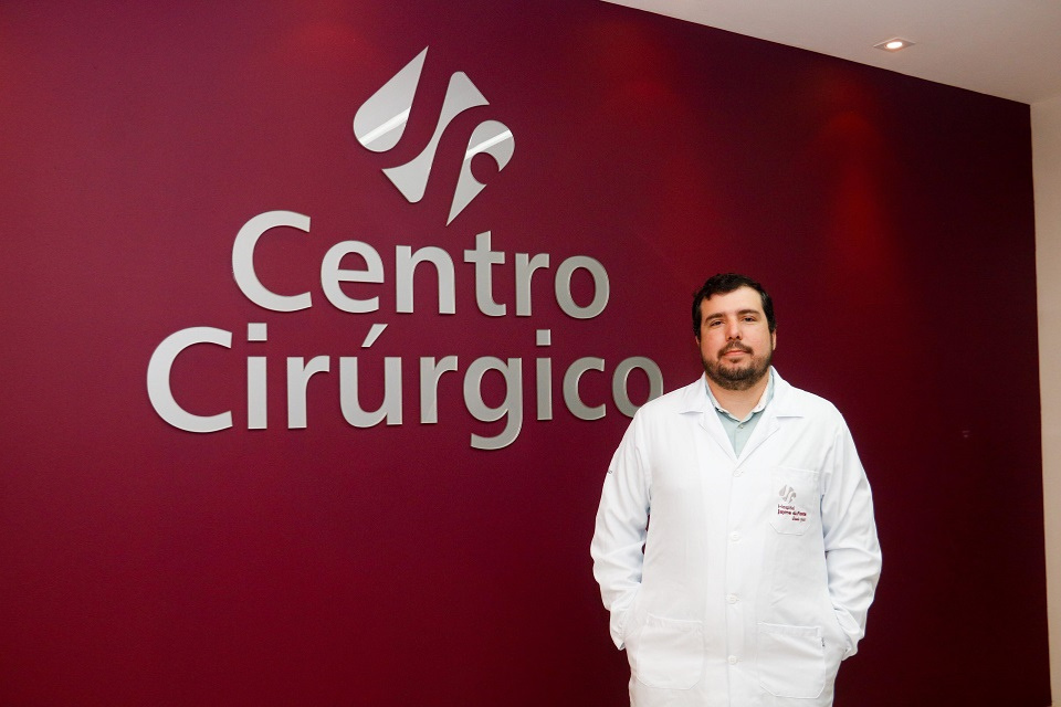 %u201CA bolsa de colostomia serve para desviar o trânsito intestinal", explica Omar Jacobina, cirurgião-geral do Hospital Jayme da Fonte/Marina Torres / DP %u201CA bolsa de colostomia serve para desviar o trânsito intestinal", explica Omar Jacobina, cirurgião-geral do Hospital Jayme da Fonte/Marina Torres / DP
