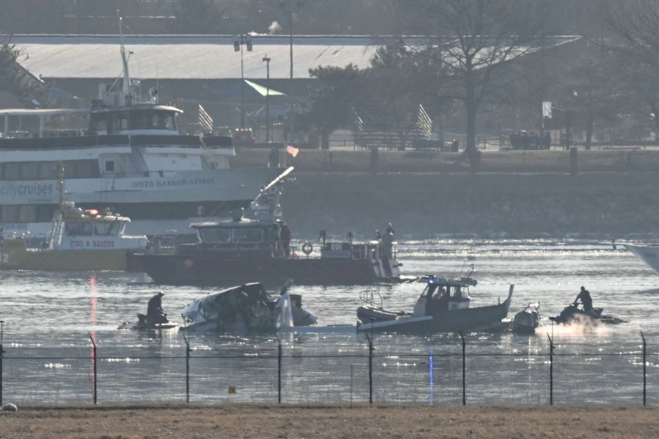 Parte dos destroços é vista enquanto equipes de resgate vasculham as águas do Rio Potomac depois que o voo 5342 da American Airlines, ao se aproximar do Aeroporto Nacional Reagan, caiu no rio após colidir com um helicóptero do Exército dos EUA./Foto: ANDREW CABALLERO-REYNOLDS/AFP Parte dos destroços é vista enquanto equipes de resgate vasculham as águas do Rio Potomac depois que o voo 5342 da American Airlines, ao se aproximar do Aeroporto Nacional Reagan, caiu no rio após colidir com um helicóptero do Exército dos EUA./Foto: ANDREW CABALLERO-REYNOLDS/AFP