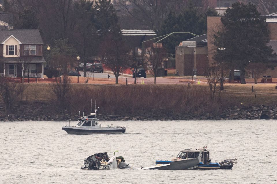 Para agilizar a operação de resgate, equipes de resposta montaram um necrotério móvel