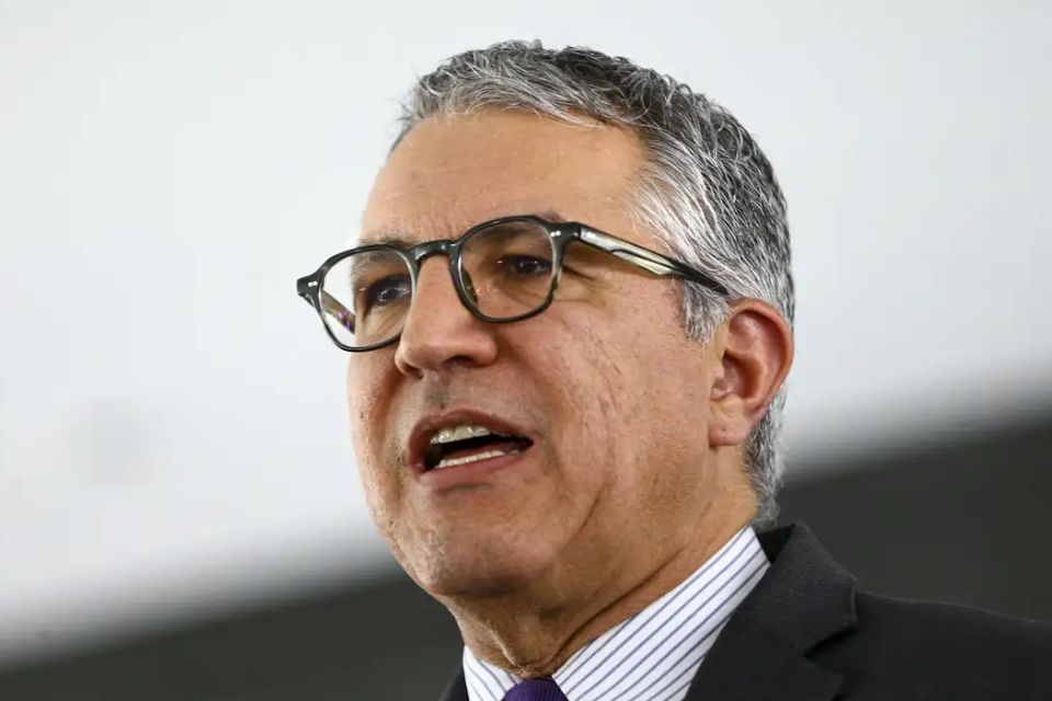 Os franco favoritos para assumirem seus cargos são seus apadrinhados Hugo Motta (Republicanos-PB) e Davi Alcolumbre (União Brasil-AP), respectivamente.