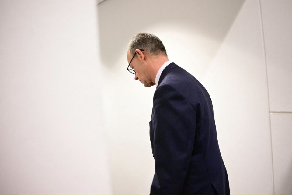O l&iacute;der da Uni&atilde;o Democrata Crist&atilde; (CDU) da Alemanha, Friedrich Merz, sai depois de fazer uma declara&ccedil;&atilde;o depois que os parlamentares alem&atilde;es votaram por pouco contra um projeto de lei para restringir a imigra&ccedil;&atilde;o/Foto: Tobias SCHWARZ/AFP