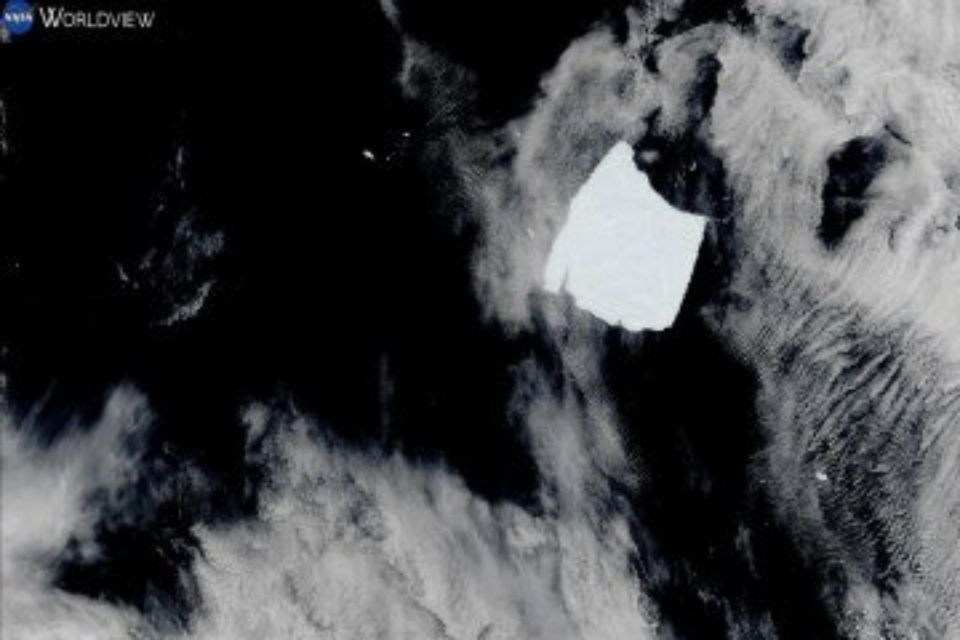Satélite da NASA registrou o fragmento boiando no mar/Crédito: Handout / NASA / AFP Satélite da NASA registrou o fragmento boiando no mar/Crédito: Handout / NASA / AFP