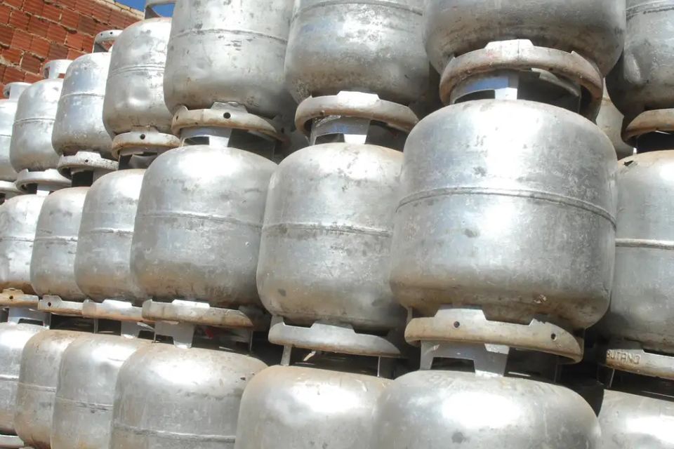 Embora tenha reduzido o ICMS para o gás de cozinha, o Confaz elevou o tributo para a gasolina, o etanol, o diesel e o biodiesel/foto: Marcello Casal/Agência Brasil Embora tenha reduzido o ICMS para o gás de cozinha, o Confaz elevou o tributo para a gasolina, o etanol, o diesel e o biodiesel/foto: Marcello Casal/Agência Brasil