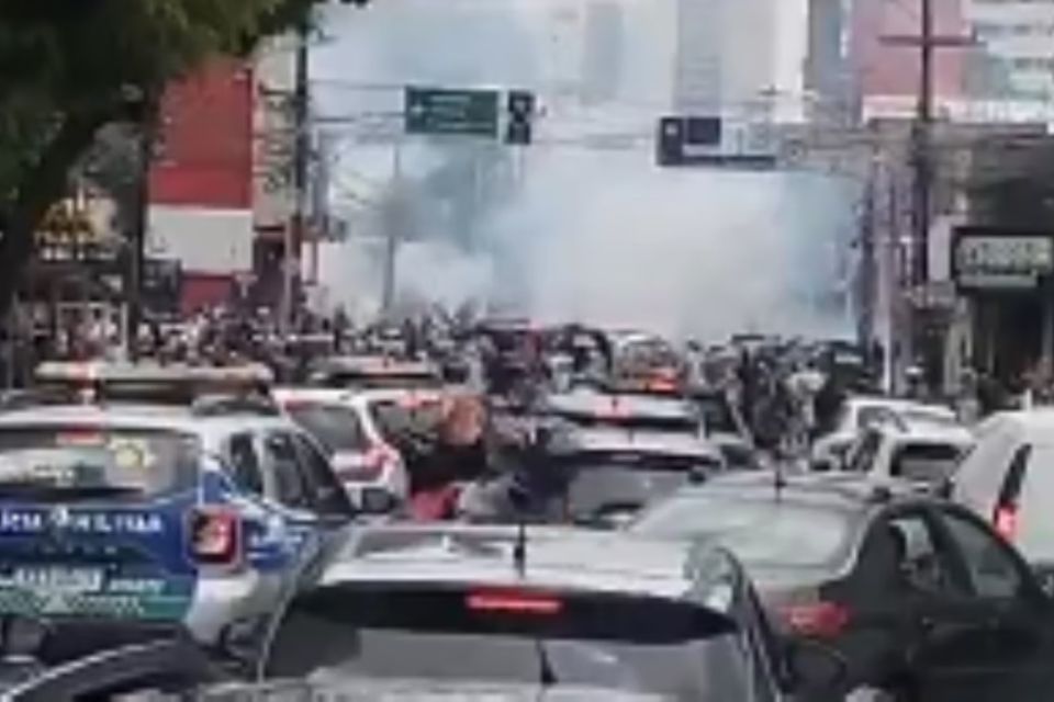 Momento da confusão entre as duas torcidas na Zona Norte do Recife/Crédito: Reprodução / Redes Sociais