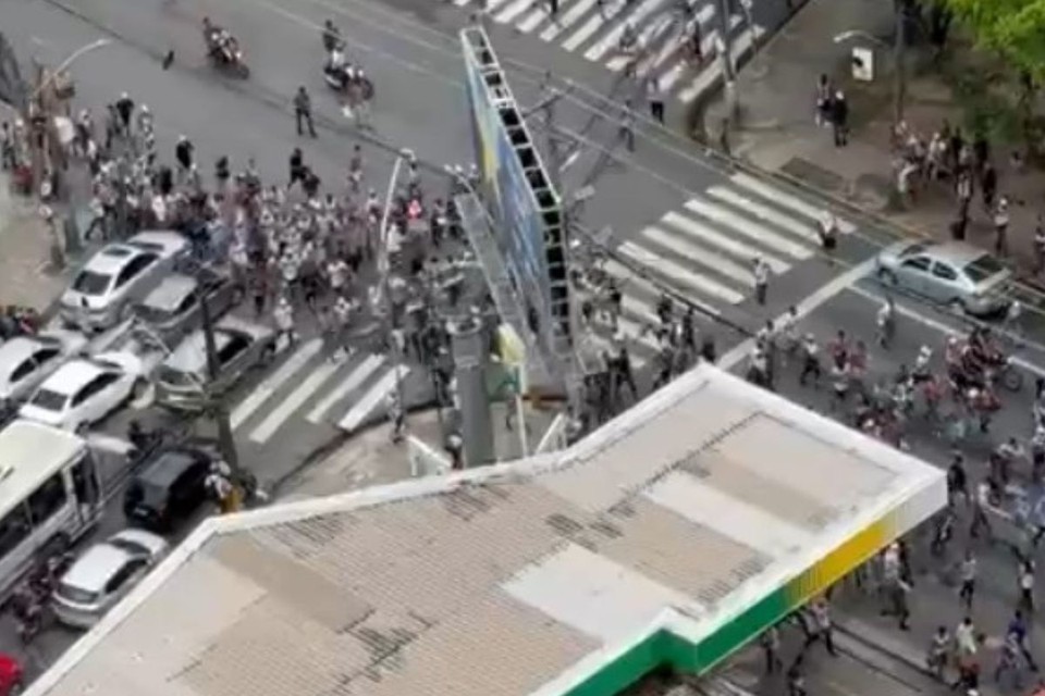 Batalha entre organizadas deixou marcas no Recife (Foto: Redes Sociais )
