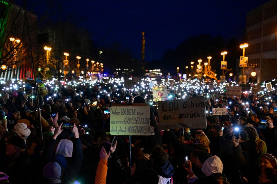 Manifestantes usam as luzes dos seus telem&oacute;veis durante uma manifesta&ccedil;&atilde;o sob o lema %u201CFale alto contra os nazis%u201D em frente &agrave; sede da Uni&atilde;o Democrata Crist&atilde; (CDU), em Berlim/Foto: John MACDOUGALL/AFP