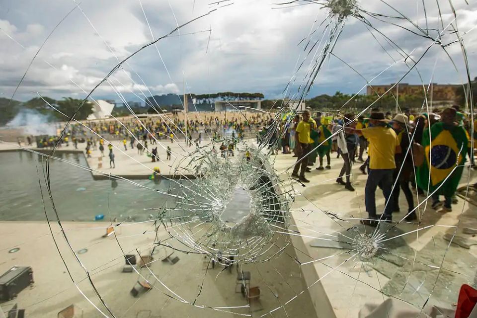 Livro estava no local mais afetado por depredação/foto: Joédson Alves/Agência Brasil Livro estava no local mais afetado por depredação/foto: Joédson Alves/Agência Brasil