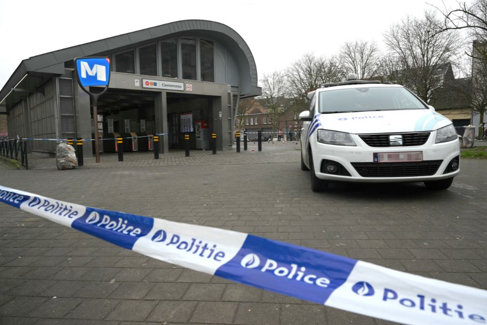 Fita policial protege a &aacute;rea e carro da pol&iacute;cia est&aacute; estacionado em frente &agrave; esta&ccedil;&atilde;o de metr&ocirc; Clemenceau ap&oacute;s um tiroteio, em Bruxelas/Foto: NICOLAS TUCAT/AFP